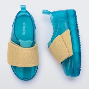 Description
x
The Mini Melissa Jelly Pop sneaker is full of playfulness